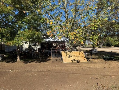 3/2 MH 1232 SF located on .4697 corner lot in the historical