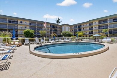 Welcome to easy living in this renovated 1 bedroom, 1.5 bath - photo 13