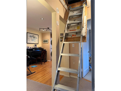 Desirable 2/3 BR w Modern, Open Concept Layout In Great Location - photo 19