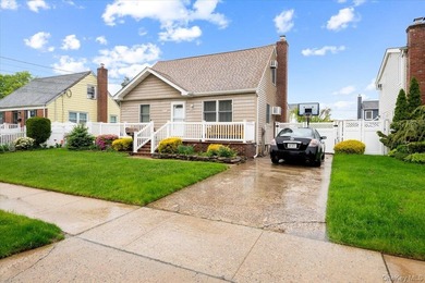 Expanded and rear-dormered Cape featuring 5 spacious bedrooms, 3 - photo 2