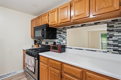 This move-in-ready Colchester Village condo offers fresh paint - photo 2
