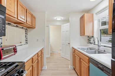 This move-in-ready Colchester Village condo offers fresh paint - photo 10
