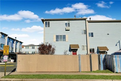 Welcome to this move-in ready 3 stories, townhouse-style - photo 3