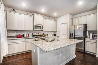 Welcome to this elegant 4-bedroom, 2.5-bath traditional home in - photo 13