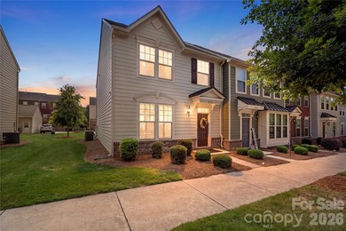 This charming end-unit townhouse offers 3 bedrooms, 2.5 - photo 1