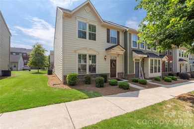 This charming end-unit townhouse offers 3 bedrooms, 2.5 - photo 2