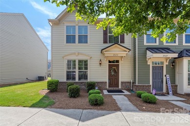 This charming end-unit townhouse offers 3 bedrooms, 2.5 - photo 3