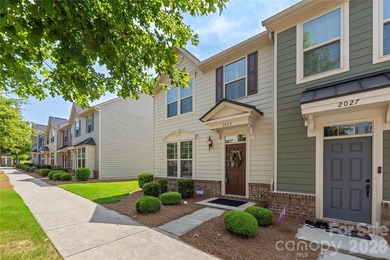 This charming end-unit townhouse offers 3 bedrooms, 2.5 - photo 4