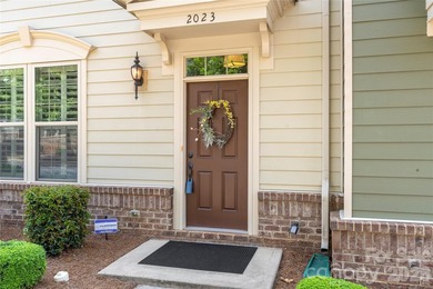 This charming end-unit townhouse offers 3 bedrooms, 2.5 - photo 5