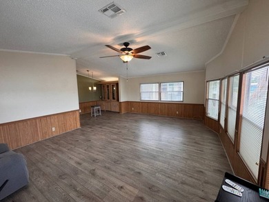 ENCLOLSED PATIO WITH AC!! 1,400 SQFT of air-conditioned interior - photo 2