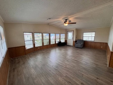 ENCLOLSED PATIO WITH AC!! 1,400 SQFT of air-conditioned interior - photo 4