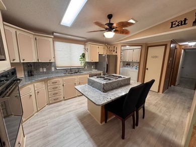 ENCLOLSED PATIO WITH AC!! 1,400 SQFT of air-conditioned interior - photo 8