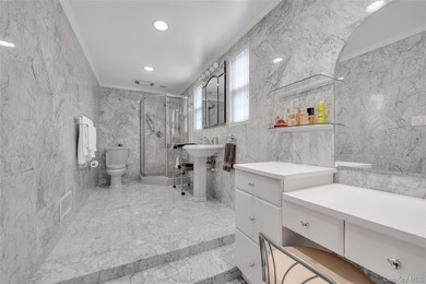 Welcome to 34 Soundview Crest! This classic, brick, center hall - photo 11