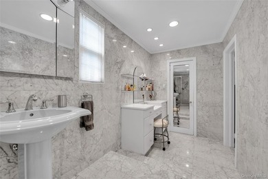 Welcome to 34 Soundview Crest! This classic, brick, center hall - photo 12
