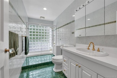 Welcome to 34 Soundview Crest! This classic, brick, center hall - photo 15