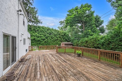 Welcome to 34 Soundview Crest! This classic, brick, center hall - photo 17