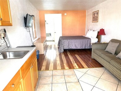 FOR SALE: Renovated 32-Room Motel on Prime Florida Beachfront - photo 2