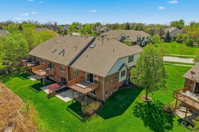 Welcome to this BEAUTIFUL END-UNIT townhome perfectly positioned - photo 6