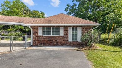 Spacious brick home with separate guest house, pool, and - photo 9