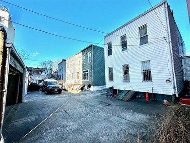 LARGE(20x55 HOUSE SIZE) FULLY DETACHED 2 FAMILY HOME WITH - photo 8