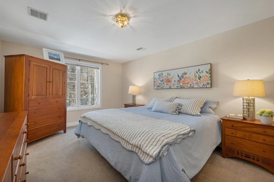 An inviting end unit townhouse-style condominium, minutes to - photo 11