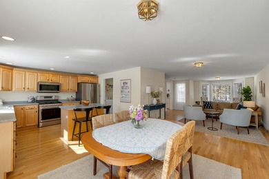 An inviting end unit townhouse-style condominium, minutes to - photo 18