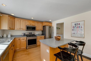 An inviting end unit townhouse-style condominium, minutes to - photo 20