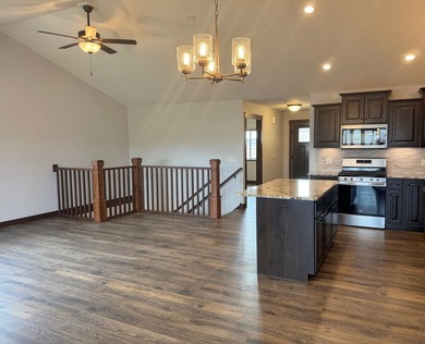 This like-new Kennedy model twin home in the Moon Lake - photo 8
