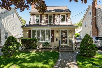 Beautifully Maintained 4-Bedroom Colonial Offering The Perfect - photo 4
