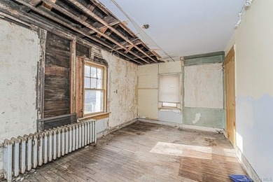 Bank-owned home situated on an oversized 30 x 208 lot in Staten - photo 13