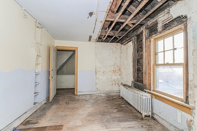 Bank-owned home situated on an oversized 30 x 208 lot in Staten - photo 14