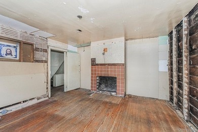 Bank-owned home situated on an oversized 30 x 208 lot in Staten - photo 17