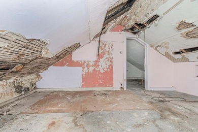 Bank-owned home situated on an oversized 30 x 208 lot in Staten - photo 20