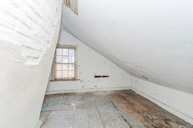 Bank-owned home situated on an oversized 30 x 208 lot in Staten - photo 21