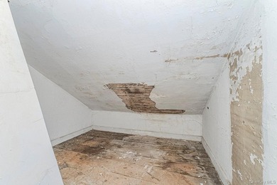 Bank-owned home situated on an oversized 30 x 208 lot in Staten - photo 22