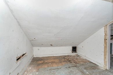 Bank-owned home situated on an oversized 30 x 208 lot in Staten - photo 23
