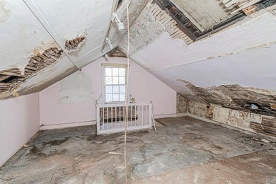Bank-owned home situated on an oversized 30 x 208 lot in Staten - photo 24