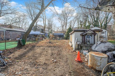 Bank-owned home situated on an oversized 30 x 208 lot in Staten - photo 27