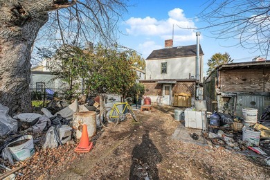 Bank-owned home situated on an oversized 30 x 208 lot in Staten - photo 32