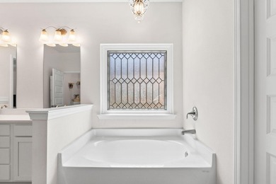 Welcome to this beautifully maintained single-story ranch style - photo 36