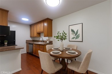 Beautiful turnkey mid-level unit with views of trees, greenery - photo 4