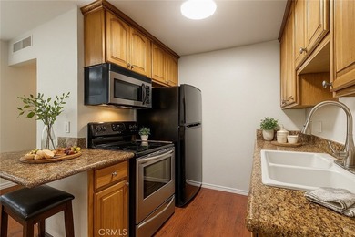 Beautiful turnkey mid-level unit with views of trees, greenery - photo 5