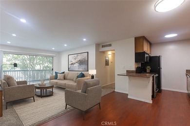 Beautiful turnkey mid-level unit with views of trees, greenery - photo 6