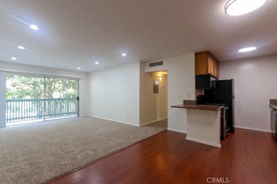 Beautiful turnkey mid-level unit with views of trees, greenery - photo 7