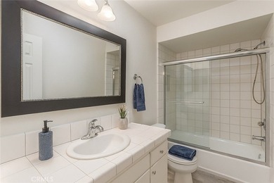 Beautiful turnkey mid-level unit with views of trees, greenery - photo 10
