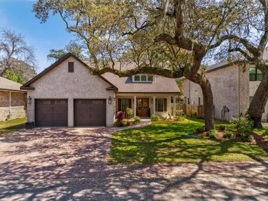 Built in 2021 by renowned local builder Damian Curtis, this 2 - photo 2