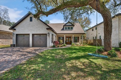 Built in 2021 by renowned local builder Damian Curtis, this 2 - photo 3