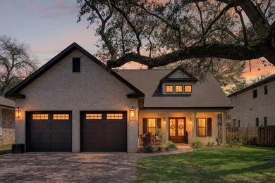 Built in 2021 by renowned local builder Damian Curtis, this 2 - photo 4