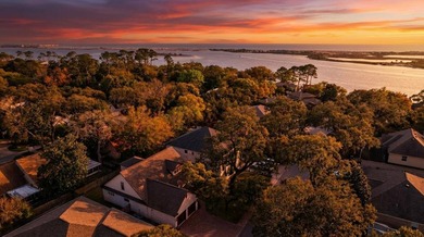 Built in 2021 by renowned local builder Damian Curtis, this 2 - photo 7