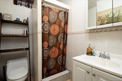 Stunning 3 Bedroom, 3 Bathroom Tudor nestled in the heart of - photo 18